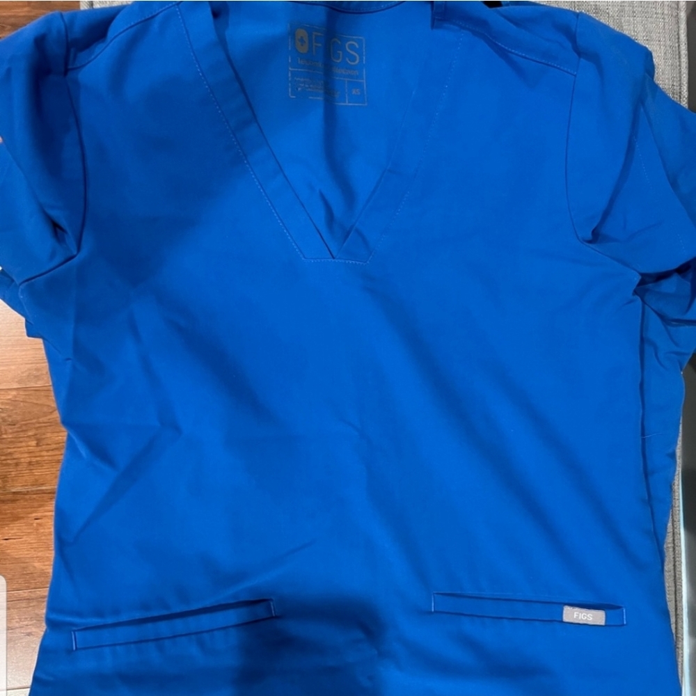 Figs royal blue scrub set XS 3 pocket casma top and SMALL yola bottom